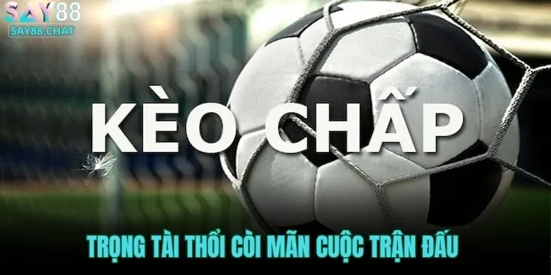 trong-tai-thoi-coi-man-cuoc-tran-dau-bong-da